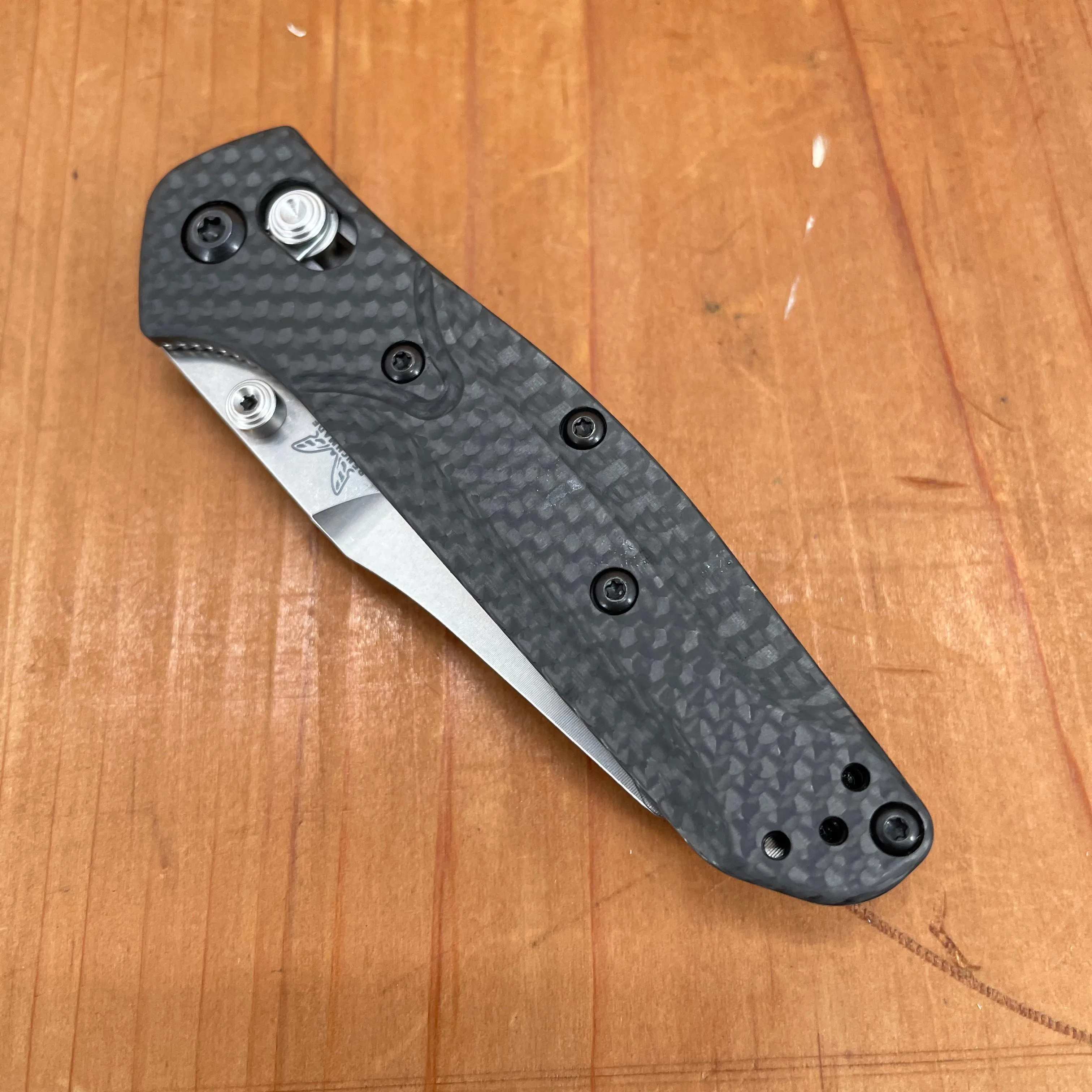 Benchmade 945-2 Mini Osborne Reverse Tanto CPM-S90V AXIS Lock Carbon Fiber Handle