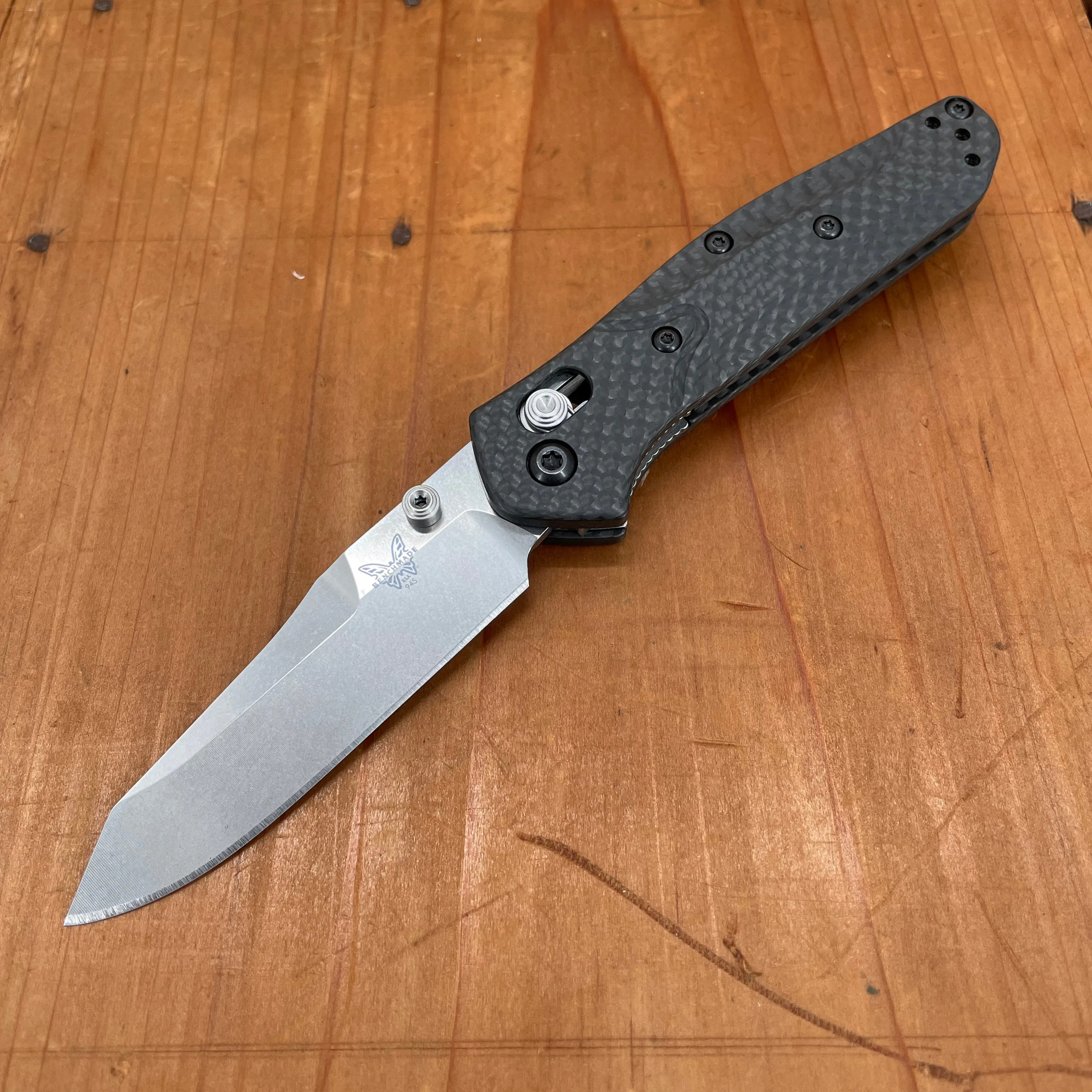 Benchmade 945-2 Mini Osborne Reverse Tanto CPM-S90V AXIS Lock Carbon Fiber Handle